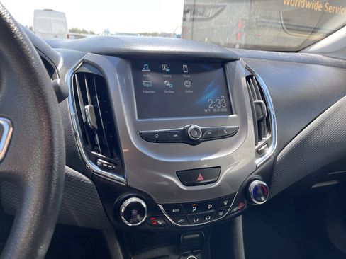 Used 2018 Chevrolet Cruze LT w/ LT Convenience Package FWD image 16