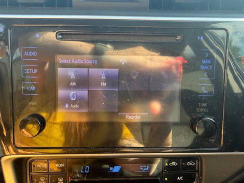 Used 2018 Toyota Corolla LE FWD image 13