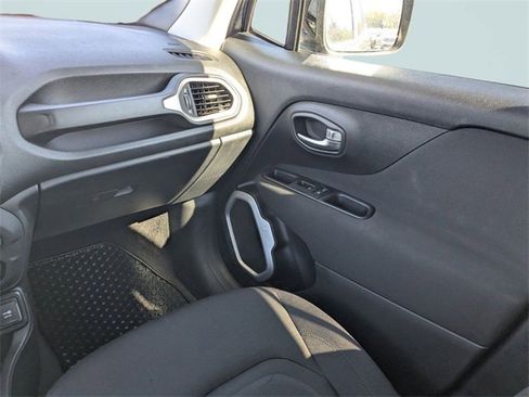 Used 2019 Jeep Renegade Latitude w/ Cold Weather Group image 16