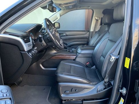 Used 2019 GMC Yukon XL SLT w/ Graphite Performance Edition image 2