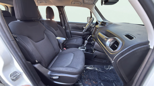 Used 2023 Jeep Renegade Latitude AWD/4WD image 23