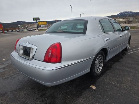 Used 2000 Lincoln Town Car Signature image 3