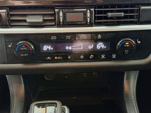 Used 2024 Nissan Pathfinder SL AWD/4WD image 17
