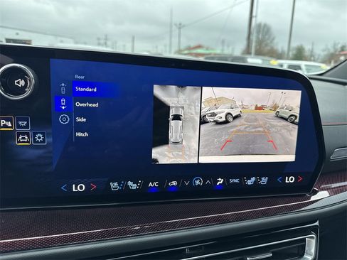 Used 2025 Chevrolet Traverse RS image 17