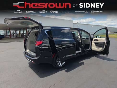 Used 2024 Chrysler Pacifica Touring-L w/ Uconnect Theater Family Group AWD/4WD image 15