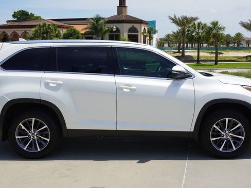 Used 2019 Toyota Highlander XLE FWD image 4