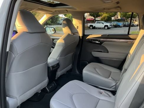 Used 2023 Toyota Highlander Limited FWD image 25