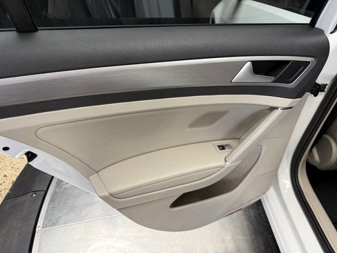 Used 2015 Volkswagen Golf S image 33