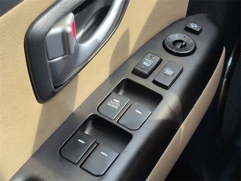 Used 2013 Kia Soul ! w/ Premium Pkg image 23