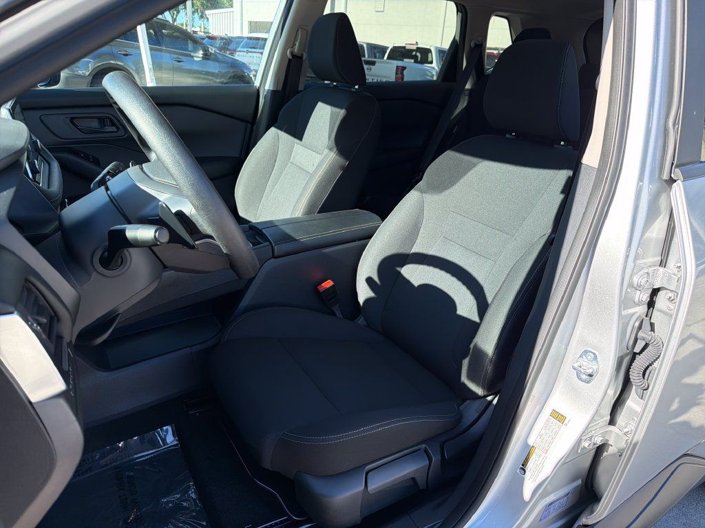 Used 2025 Nissan Rogue S AWD/4WD image 30