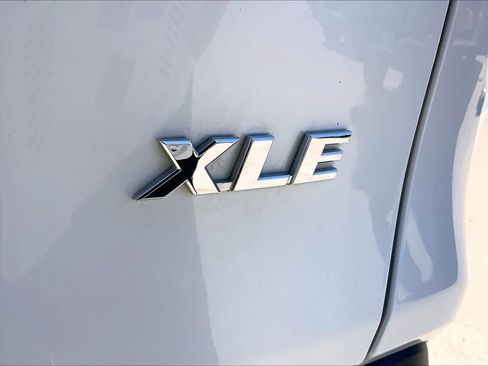 Used 2023 Toyota RAV4 XLE Premium image 10