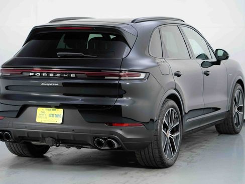 Used 2024 Porsche Cayenne w/ Premium Package image 55