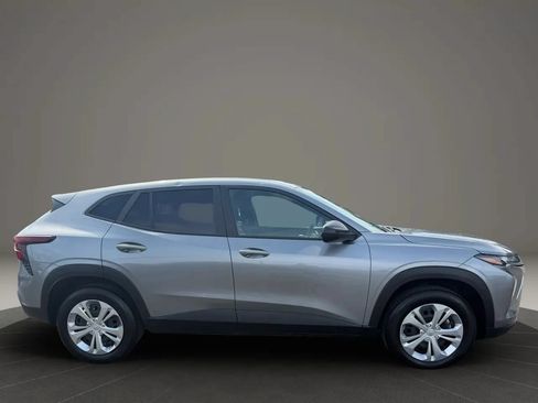 Used 2024 Chevrolet Trax LS w/ Driver Confidence Package FWD image 4