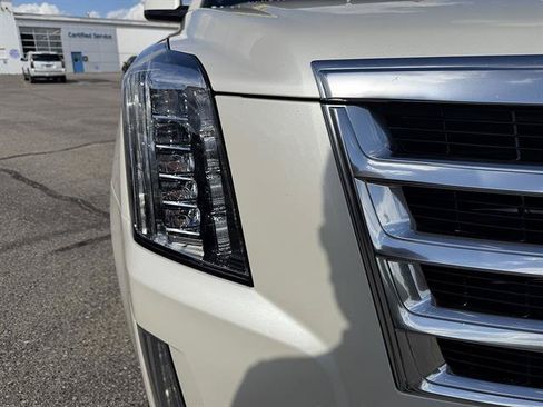Used 2015 Cadillac Escalade ESV Luxury AWD/4WD image 6