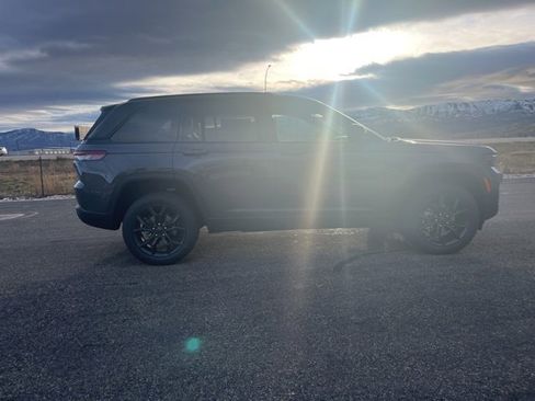 New 2025 Jeep Grand Cherokee Limited image 2