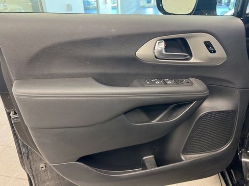 Used 2024 Chrysler Pacifica Limited w/ S Appearance Package image 15