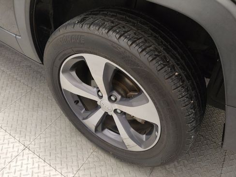 Used 2019 Jeep Cherokee Limited FWD image 31