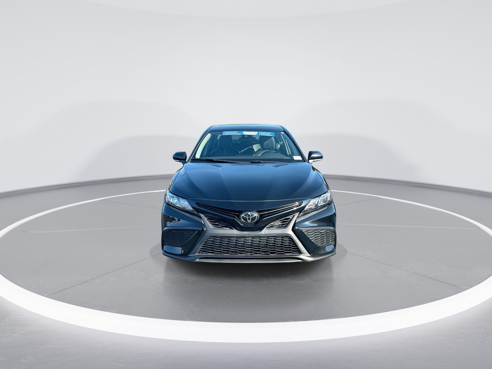 Used 2023 Toyota Camry SE FWD image 3