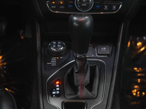 Used 2020 Jeep Cherokee Trailhawk w/ Cold Weather Group AWD/4WD image 19