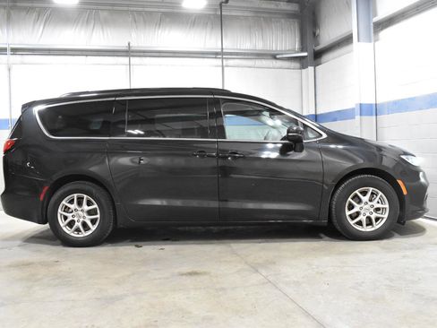 Used 2022 Chrysler Pacifica Touring-L FWD image 29