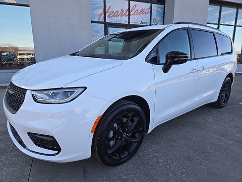 New 2026 Chrysler Pacifica Select w/ S Appearance Package image 2