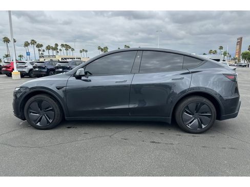 Used 2026 Tesla Model Y Long Range RWD image 2