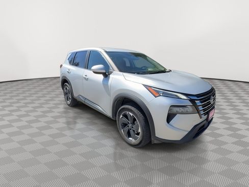 Used 2024 Nissan Rogue SV AWD/4WD image 2