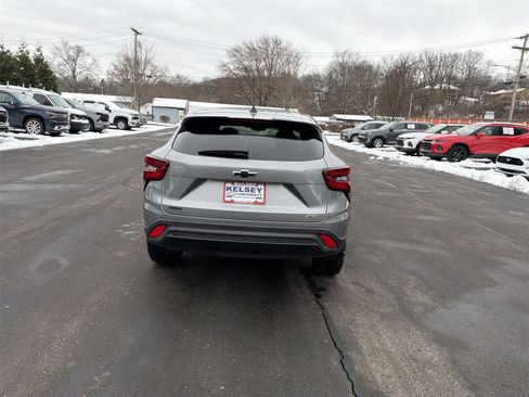 Used 2025 Chevrolet Trax RS w/ Sunroof Package image 7