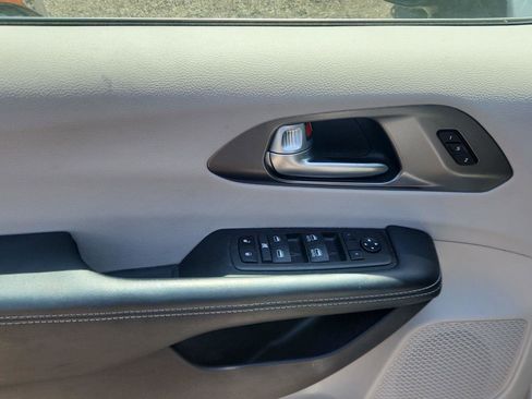 Used 2024 Chrysler Pacifica Touring-L FWD image 13