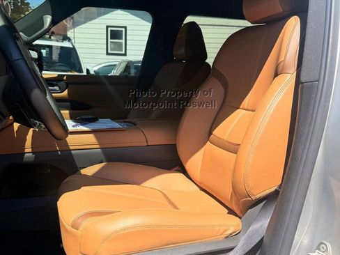 Used 2025 Nissan Armada SL AWD/4WD image 3