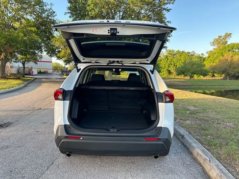 Used 2022 Toyota RAV4 LE image 10