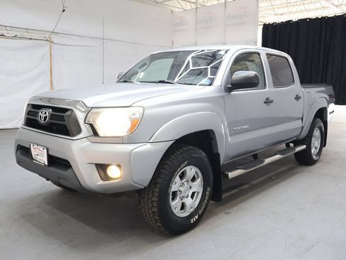 Used 2015 Toyota Tacoma 4x4 Double Cab w/ TRD Off-Road Package image 3
