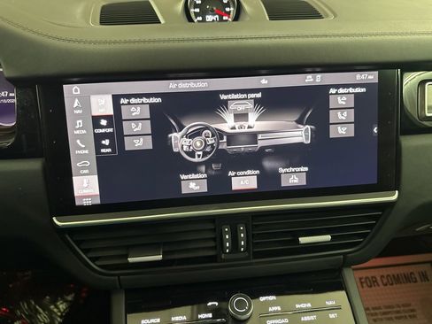 Used 2021 Porsche Cayenne Turbo image 23