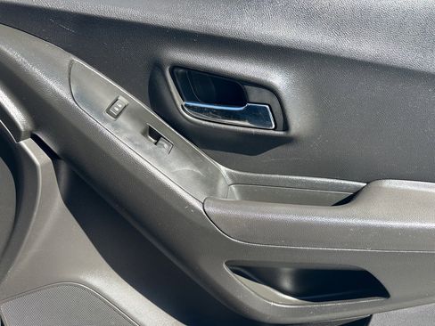 Used 2019 Chevrolet Trax LT w/ LT Convenience Package image 11