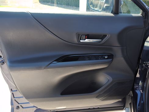 Certified 2022 Toyota Venza LE image 14