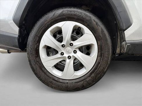 Used 2021 Toyota RAV4 LE AWD/4WD image 9