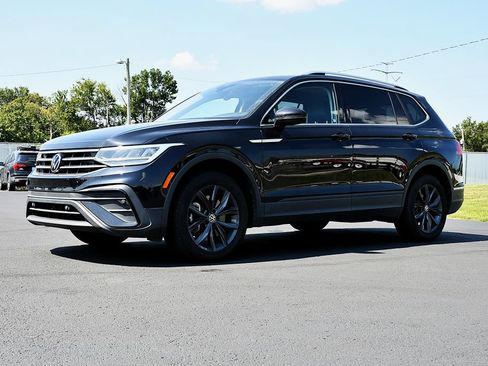 Used 2022 Volkswagen Tiguan SE FWD image 3