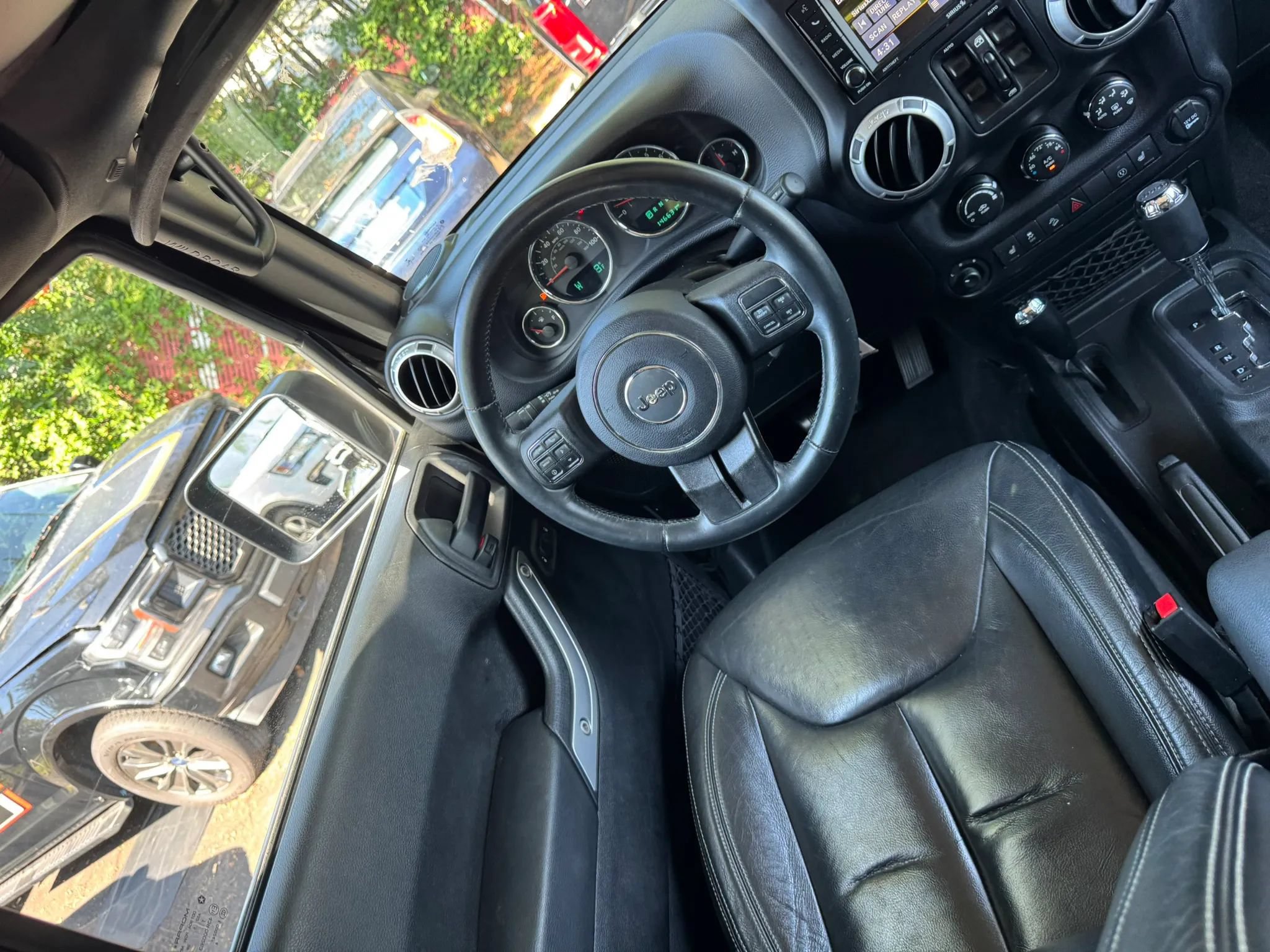 Used 2015 Jeep Wrangler Unlimited Sahara w/ Connectivity Group AWD/4WD image 11