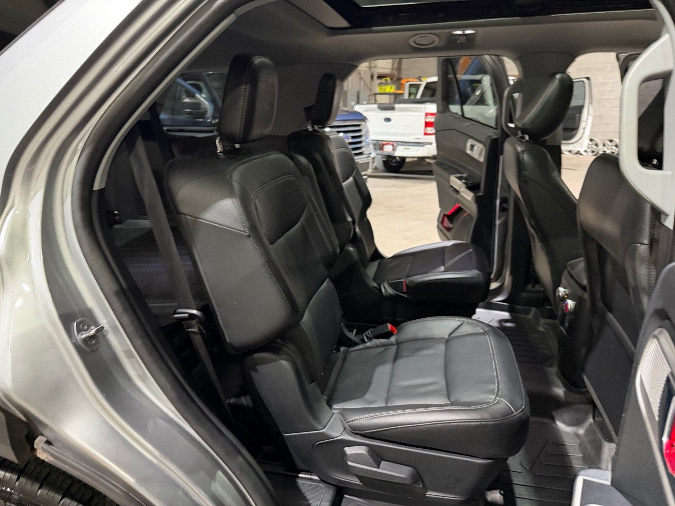 Used 2022 Ford Explorer Limited w/ Equipment Group 301A AWD/4WD image 23
