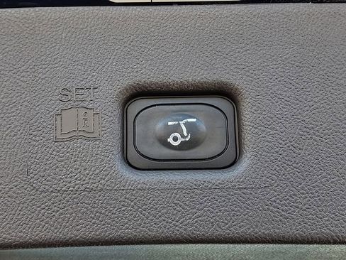 Used 2017 Lincoln MKX Reserve w/ Lincoln MKX Climate Package image 32