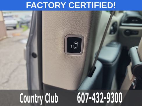 Used 2023 Chrysler Pacifica Touring-L FWD image 26
