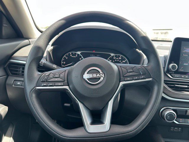 Used 2025 Nissan Altima 2.5 SV FWD image 17