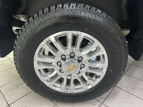 Used 2022 Chevrolet Silverado 2500 High Country w/ Z71 Off-Road Package image 18