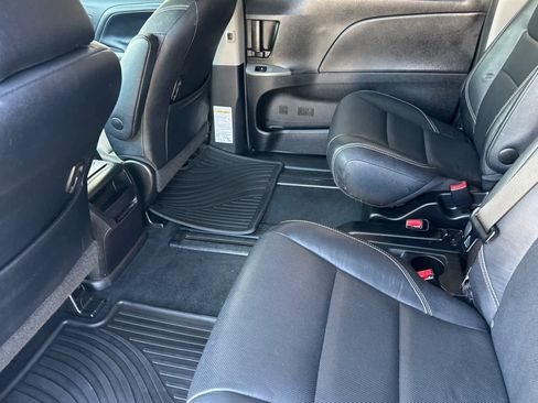 Used 2017 Toyota Sienna SE image 11