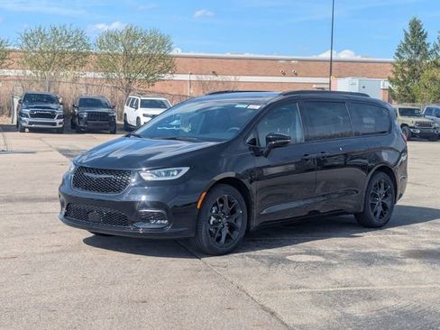 New 2026 Chrysler Pacifica Select w/ S Appearance Package image 7