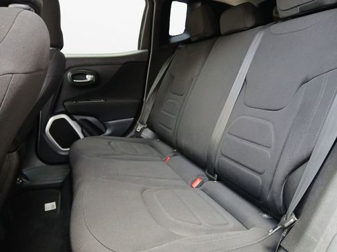Used 2018 Jeep Renegade Latitude FWD image 22