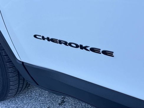 Used 2018 Jeep Cherokee Latitude w/ Altitude Package FWD image 11