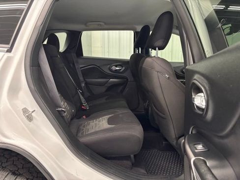 Used 2019 Jeep Cherokee Latitude w/ Comfort & Convenience Group AWD/4WD image 9
