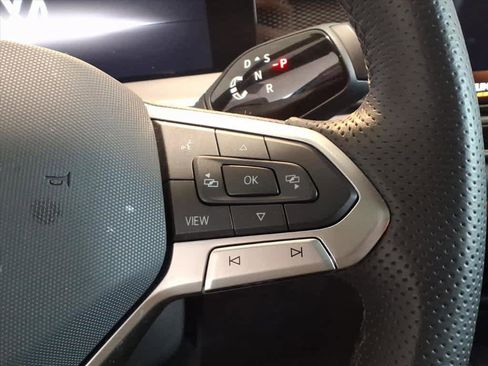 Used 2025 Volkswagen Tiguan SE R-Line image 16