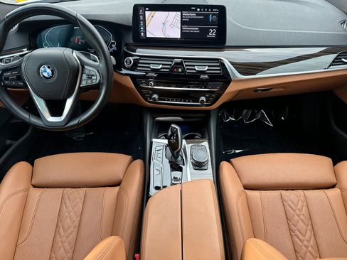 Used 2023 BMW 530e w/ Convenience Package image 3